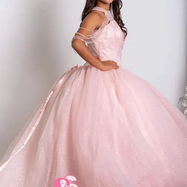 Una mujer lleva un vestido de fiesta rosa con el número 5.