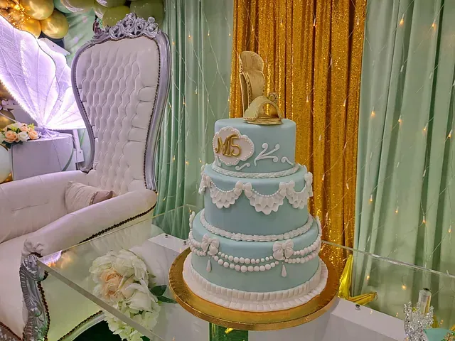 Un pastel con un zapato encima está sobre una mesa.