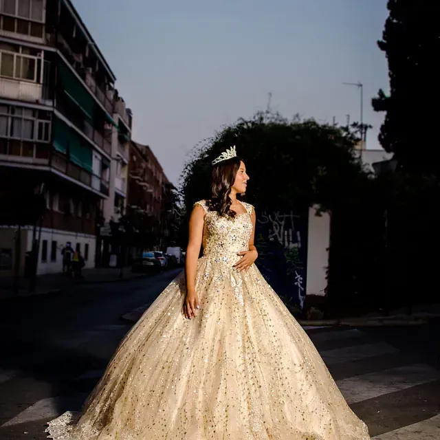 Una mujer con un vestido de novia y una corona en la cabeza