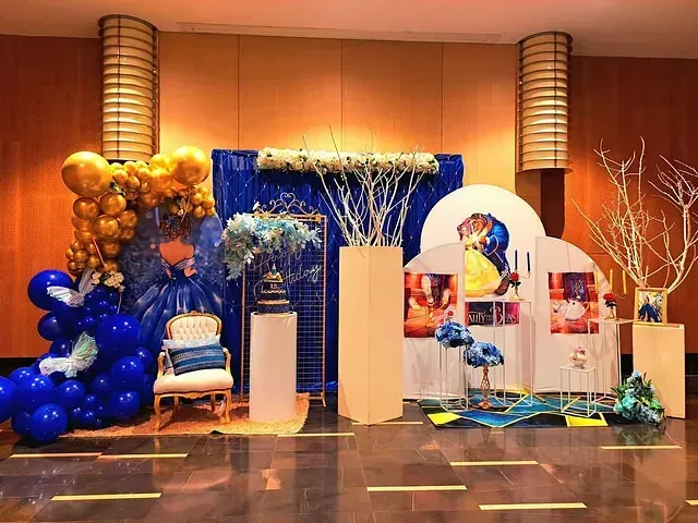 Una habitación decorada con globos y flores para una fiesta de cumpleaños.