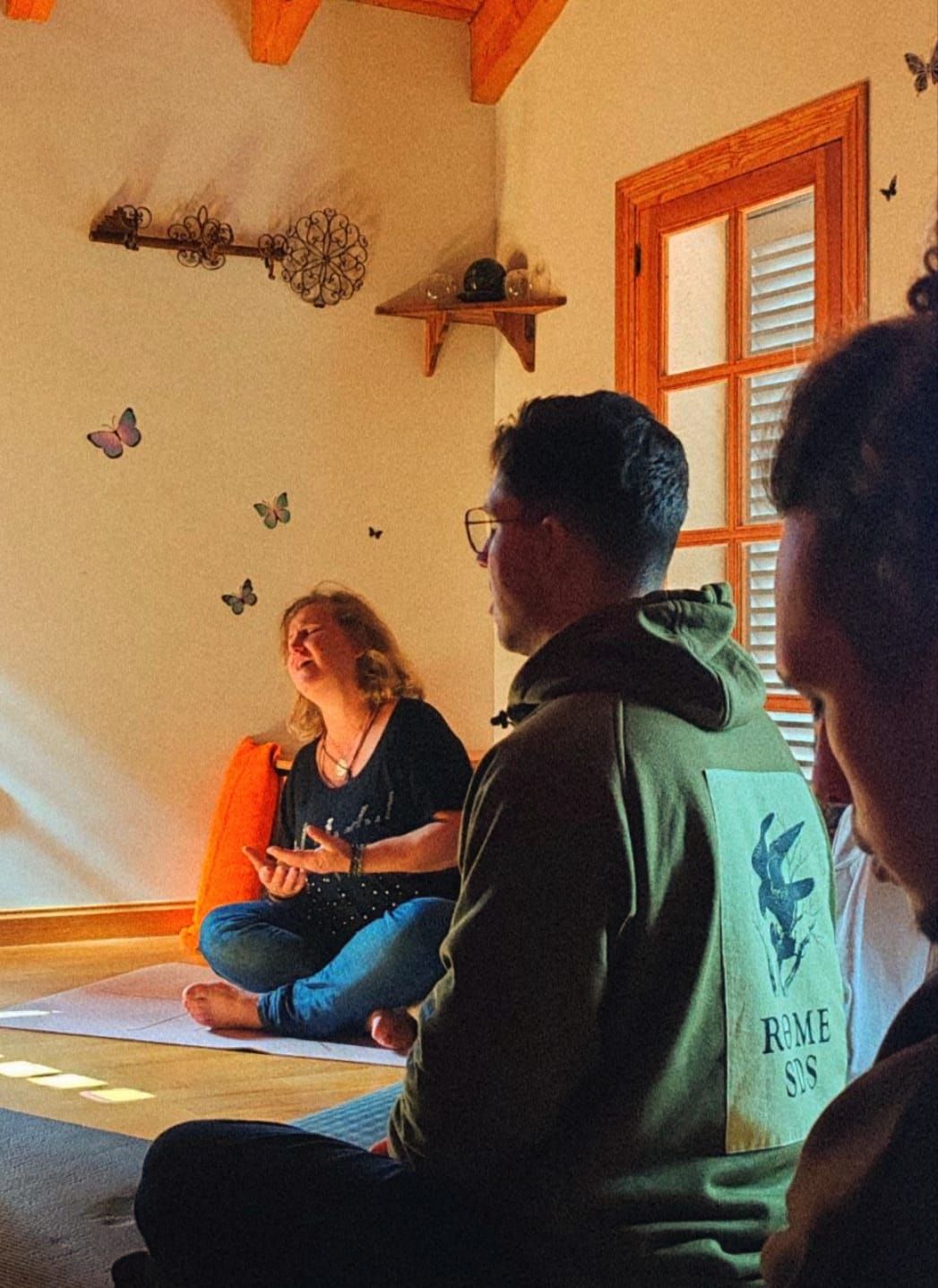 Personas en una sesión de meditación. Una mujer dirige la meditación