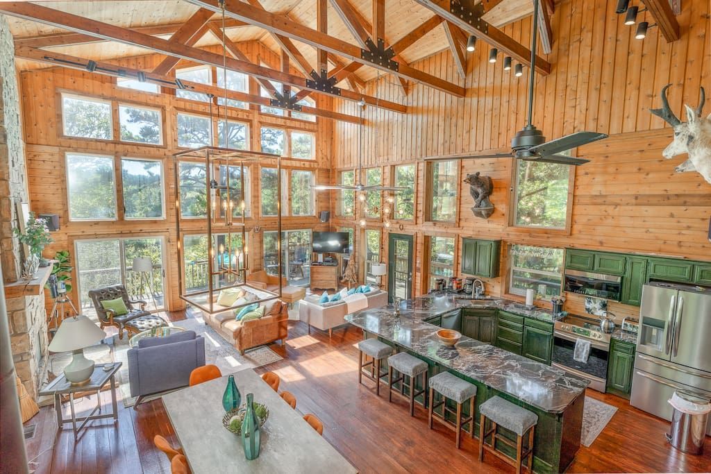 Luxury short term rental in Beaver Lake, Arkansas, lakehouse