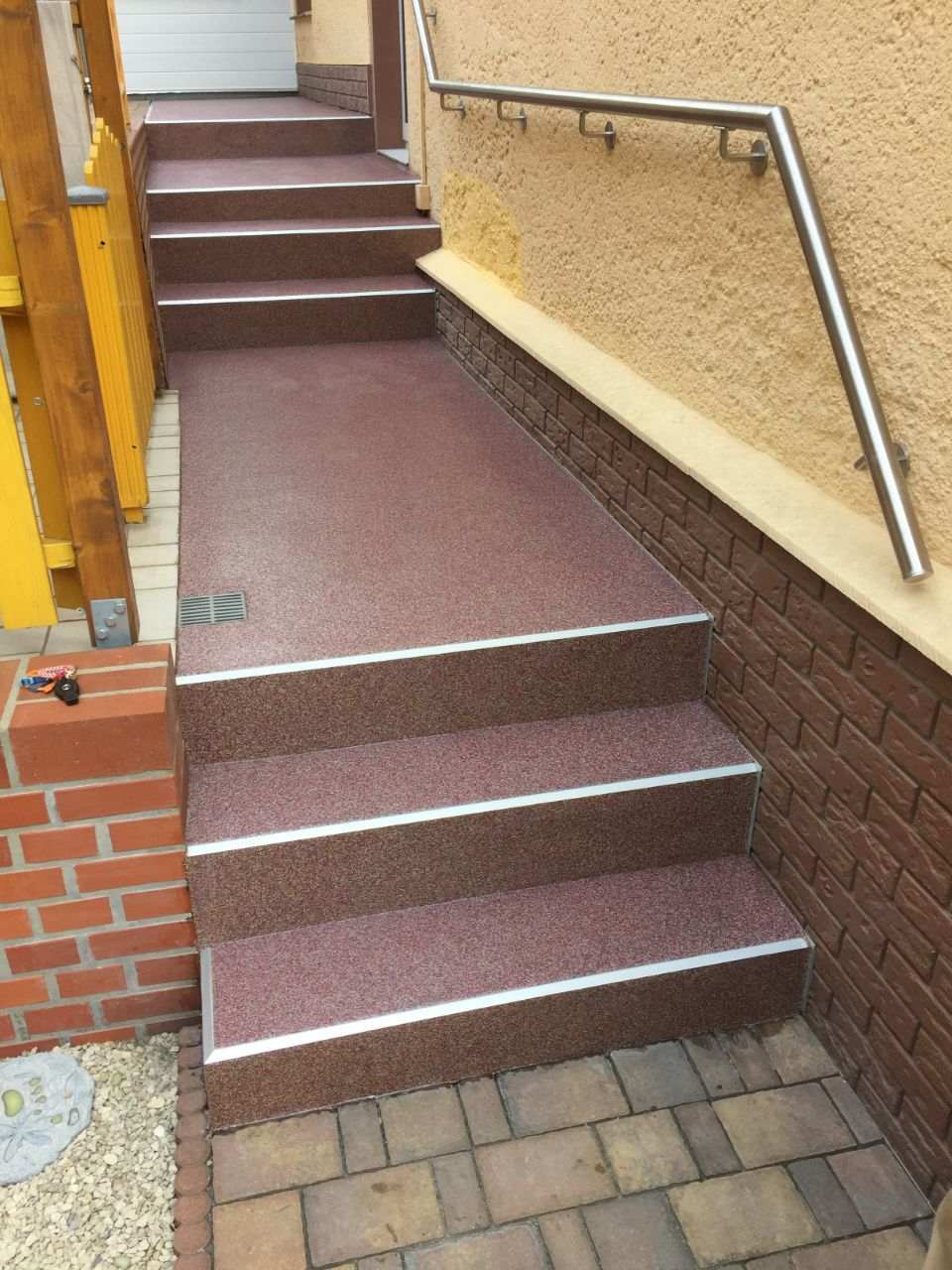 Treppenbeschichtung in Dunkelbraun, ausgeführt von der Firma Stefanie Fünfstück-Herold
