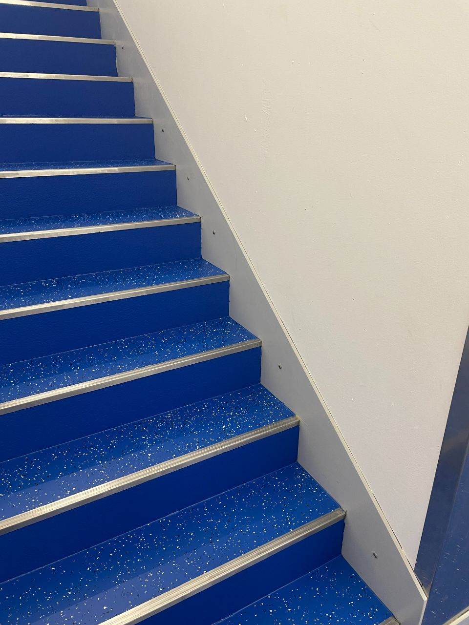 Treppenbeschichtung in Blau, ausgeführt von der Firma Stefanie Fünfstück-Herold