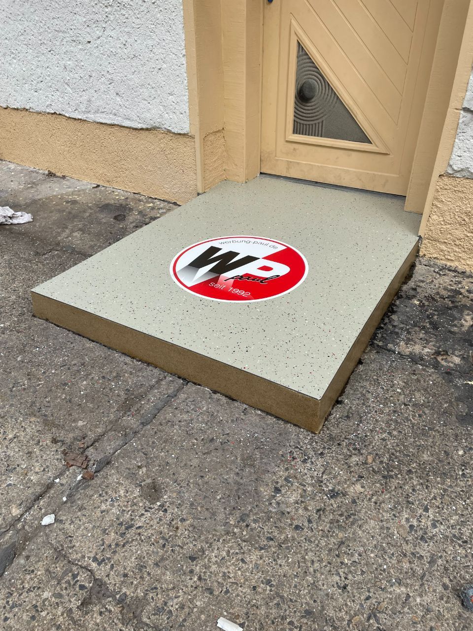 Bodenbeschichtung im Eingangsbereich mit Logo, ausgeführt von der Firma Stefanie Fünfstück-Herold