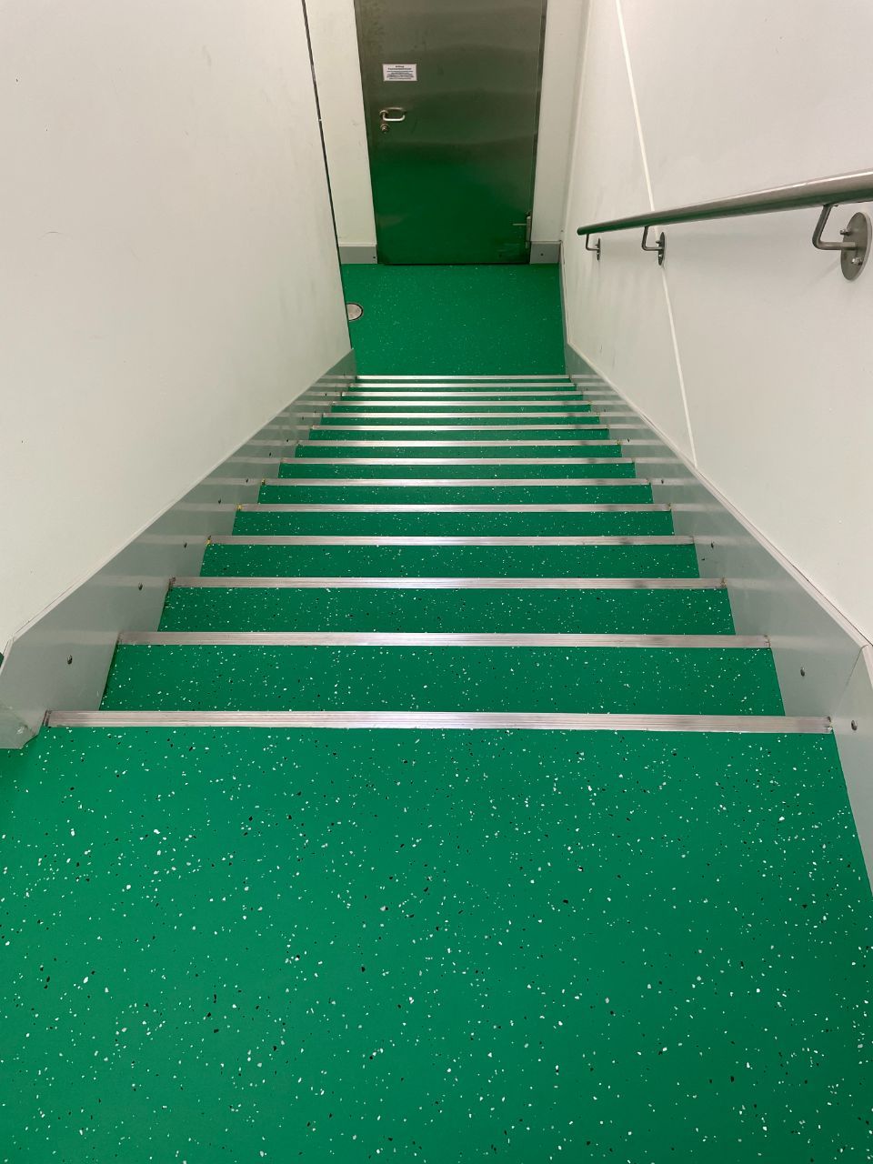 Treppenbeschichtung in Grün, ausgeführt von der Firma Stefanie Fünfstück-Herold