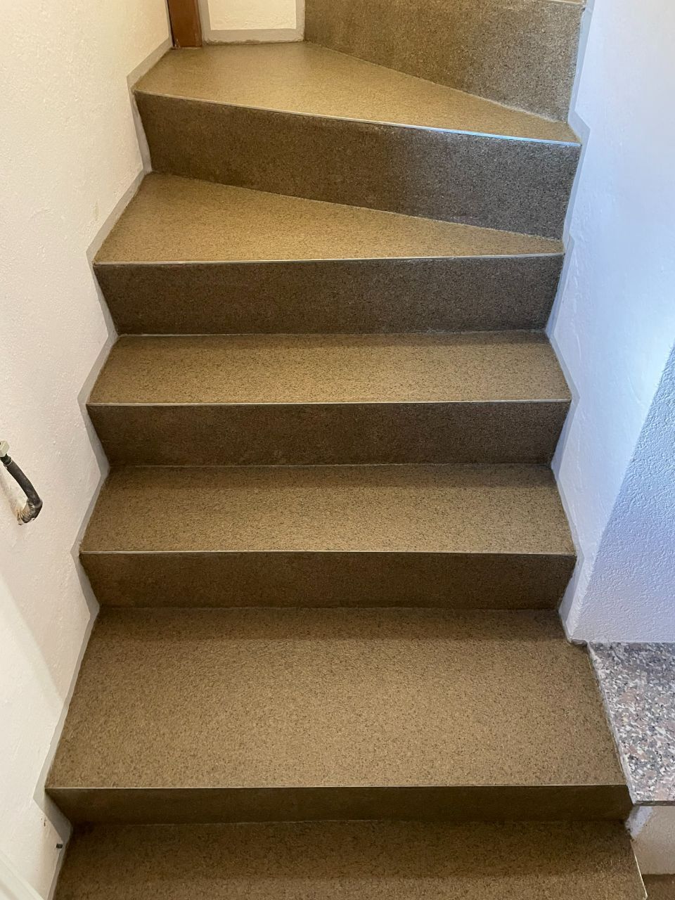Treppenbeschichtung in Braun, ausgeführt von der Firma Stefanie Fünfstück-Herold