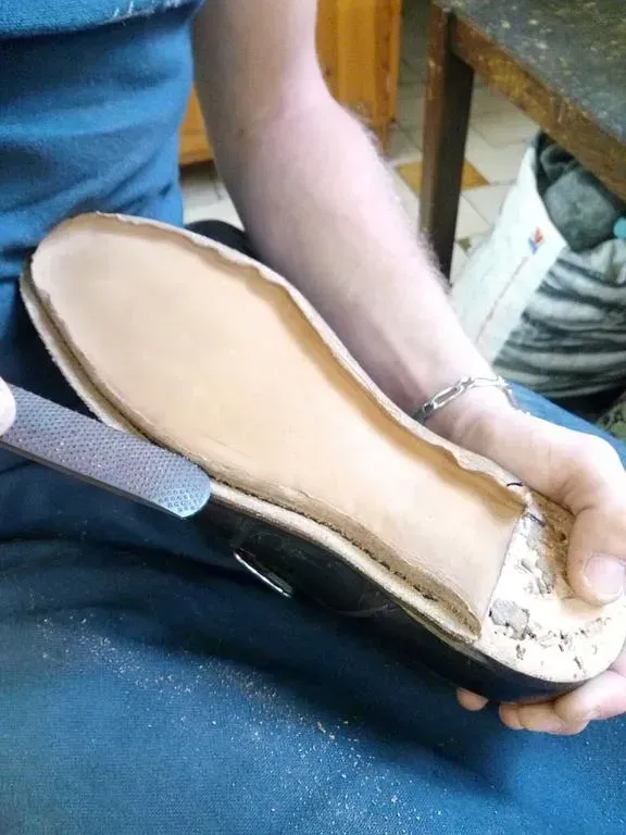 Complet cuir sous chaussure