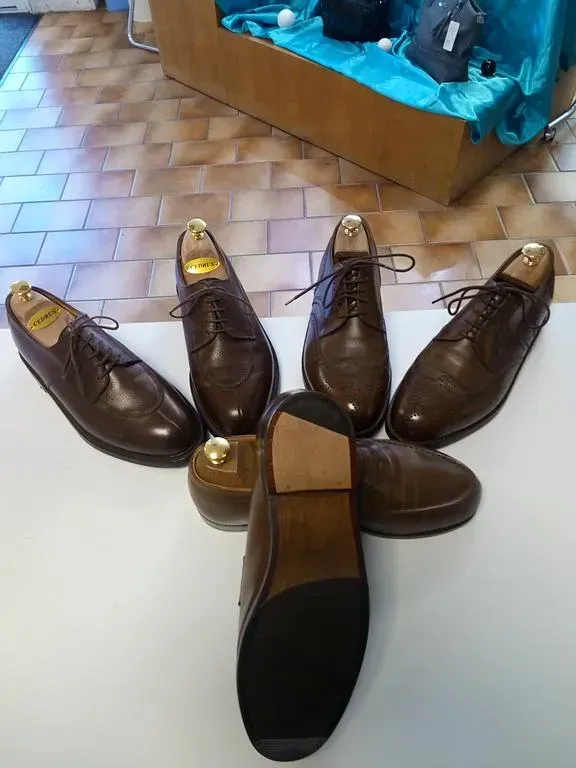Paires de chaussures en cuir ciré