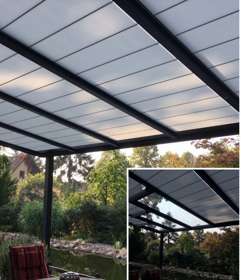 Pergola mit schwarzem Rahmen und weißen, lichtdurchlässigen Dachplatten mit Blick auf einen Garten, einen Teich und Bäume.