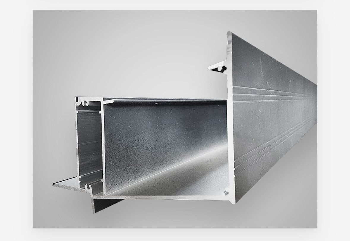 Silberner Aluminiumträger mit abgeschrägter Kante und offenem Kanal.