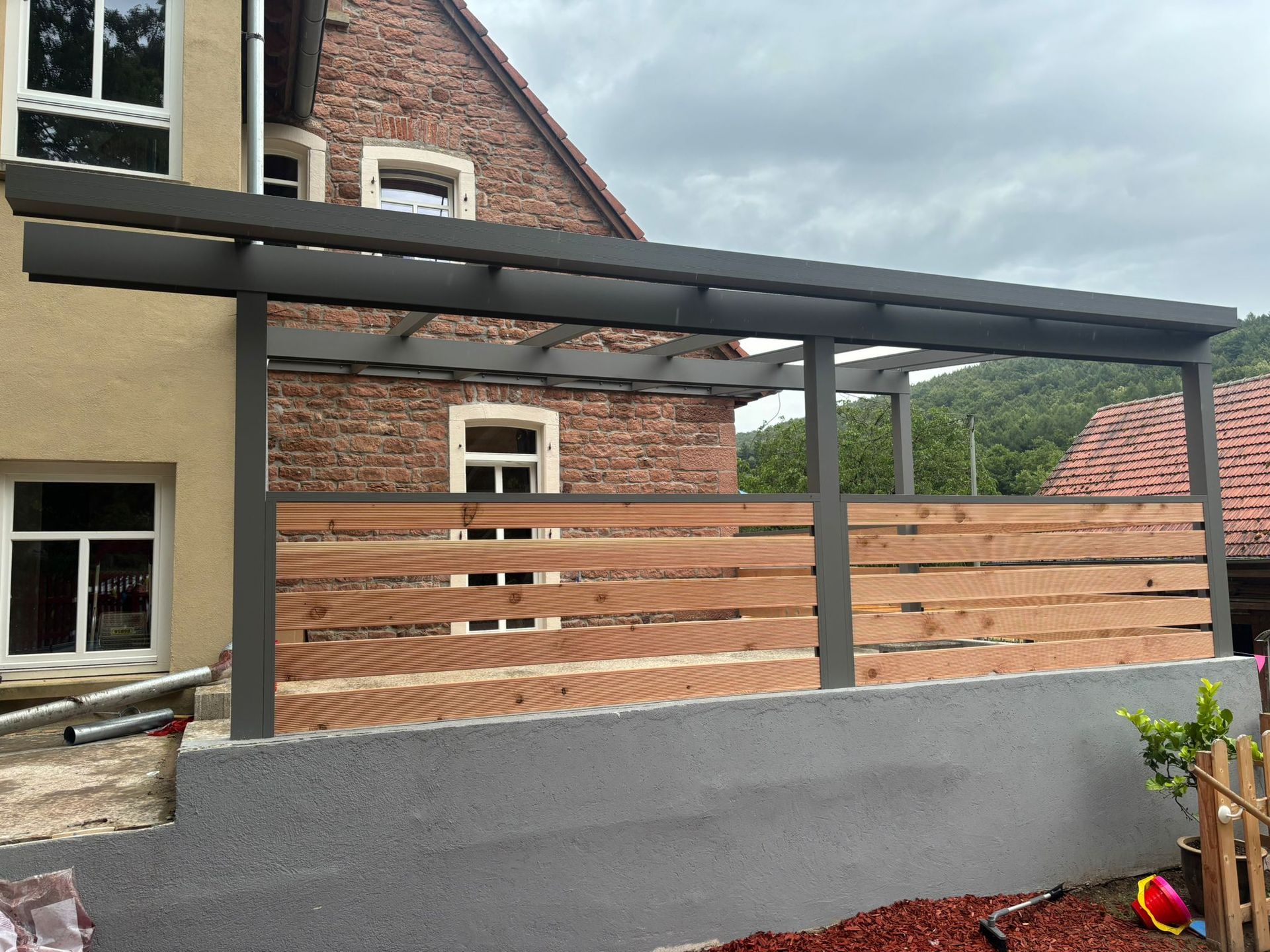 Terrassenüberdachung Mannheim mit Holzsichtschutz