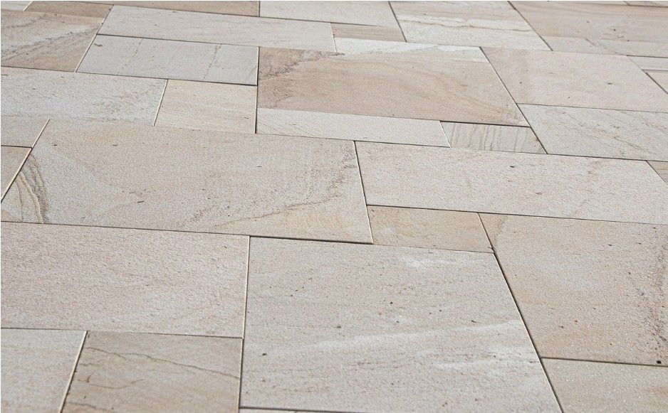 Pavés en pierre beige clair avec des carreaux rectangulaires et une texture subtile