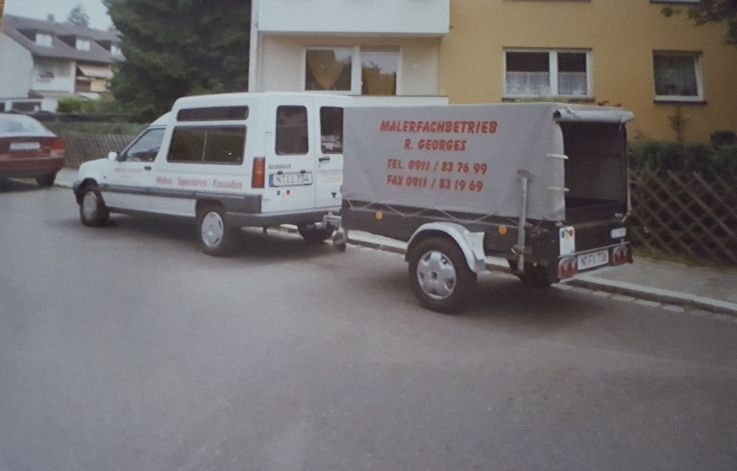 Unternehmensfahrzeug mit Anhänger. Foto vom Malermeisterbetrieb Frank Reinhard Georges