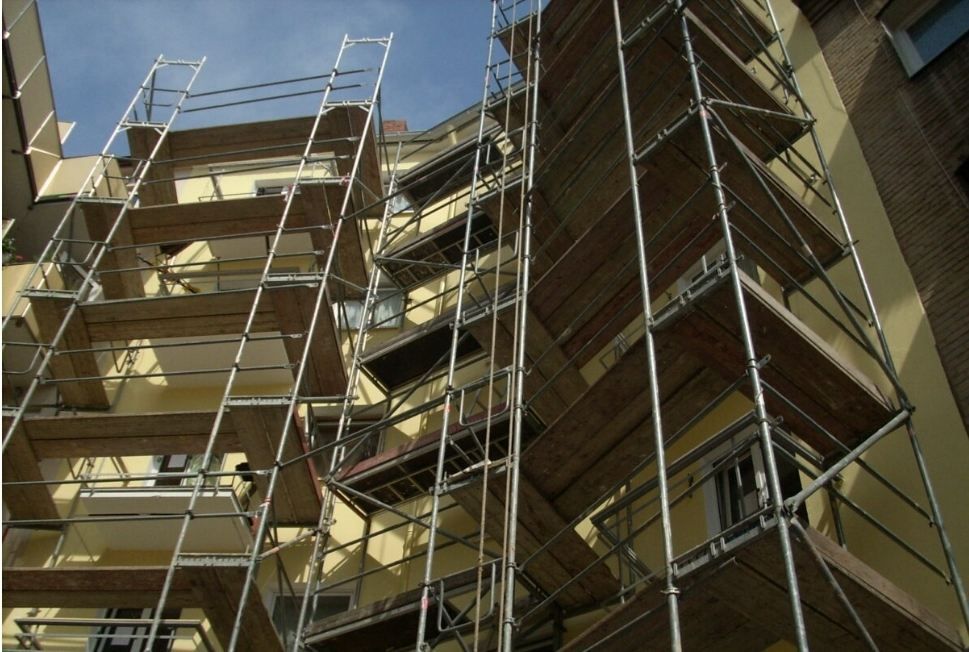 Ein Gebäude mit vielen Gerüsten drumherum. Foto vom Malermeisterbetrieb Frank Reinhard Georges