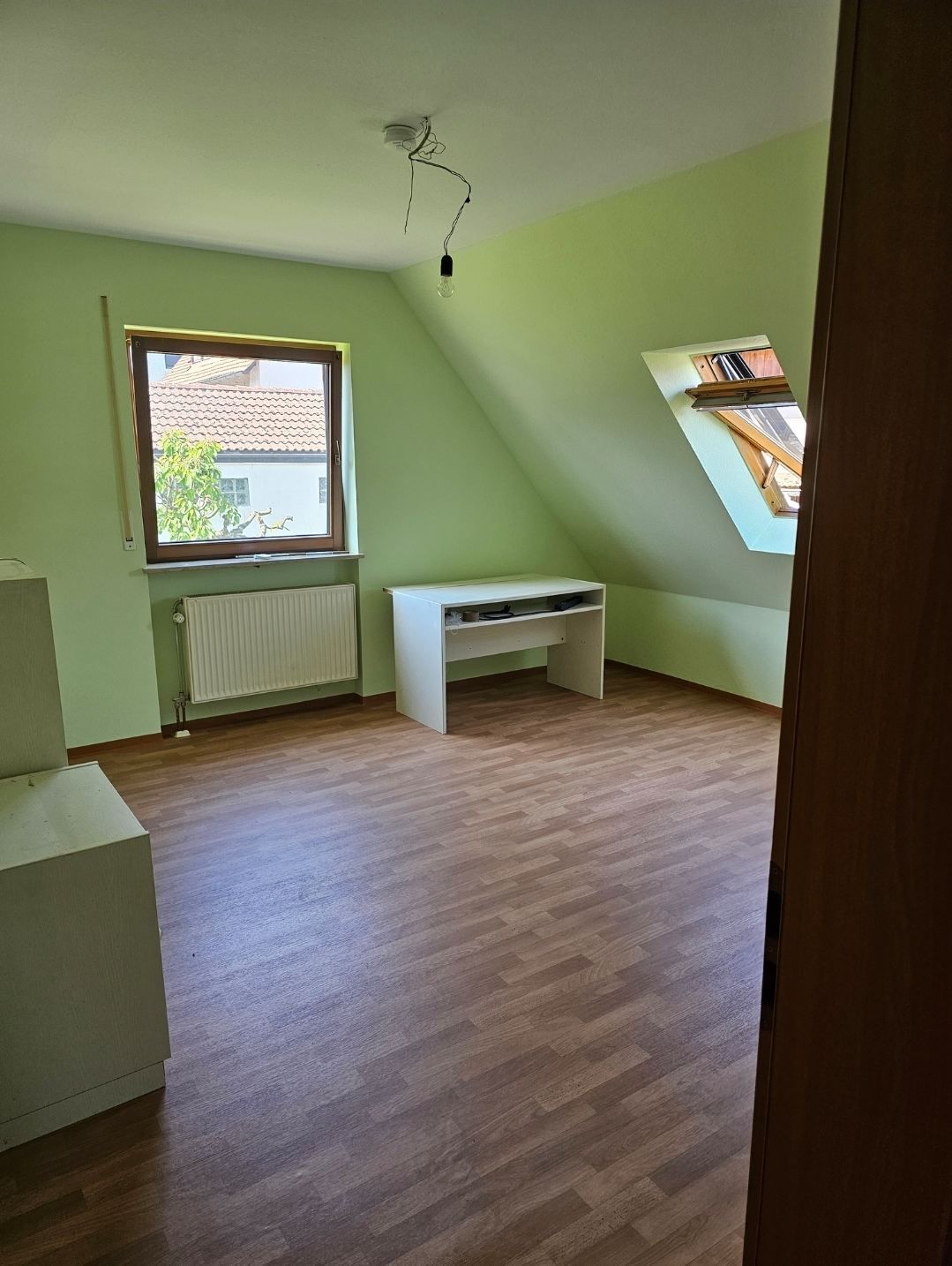 Ein leerer Raum mit grünen Wänden. Foto vom Malermeisterbetrieb Frank Reinhard Georges