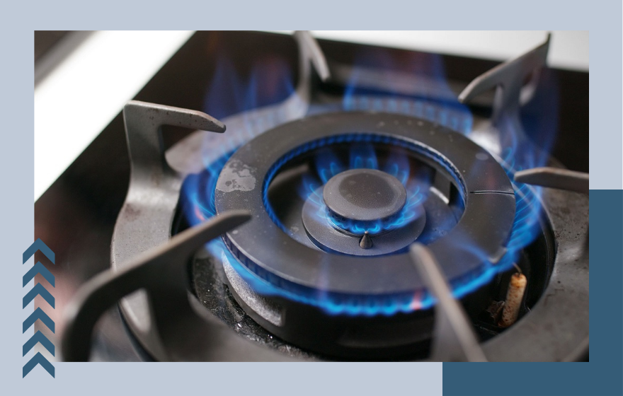 Un primer plano de un quemador de gas con llamas azules.