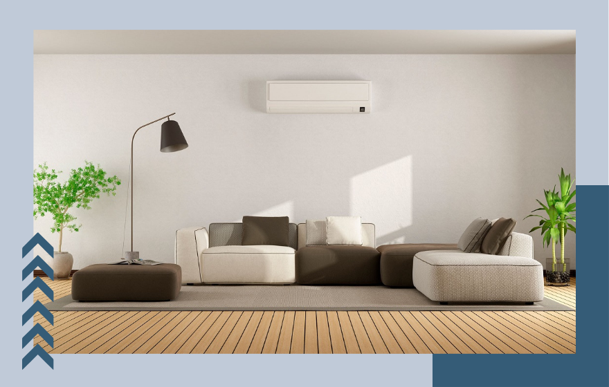 Una sala de estar con sofá, otomana, lámpara y aire acondicionado.