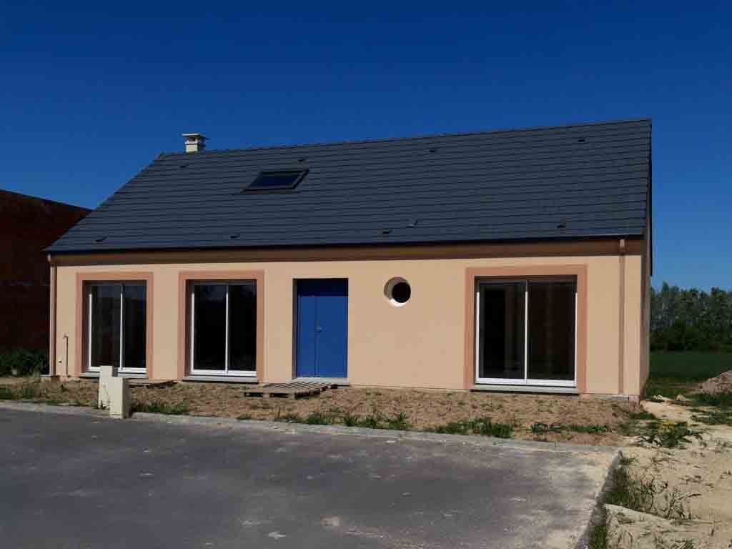 Maison individuelle avec une porte bleue