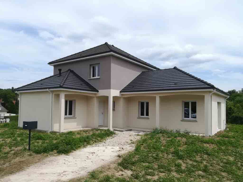 Chantier terminé d'une maison à étage construite en L