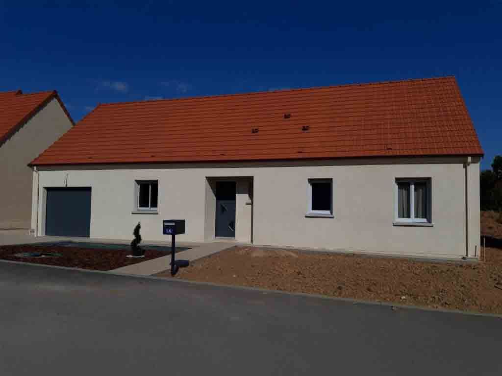 Maison de plain-pied avec toit rouge et murs crème