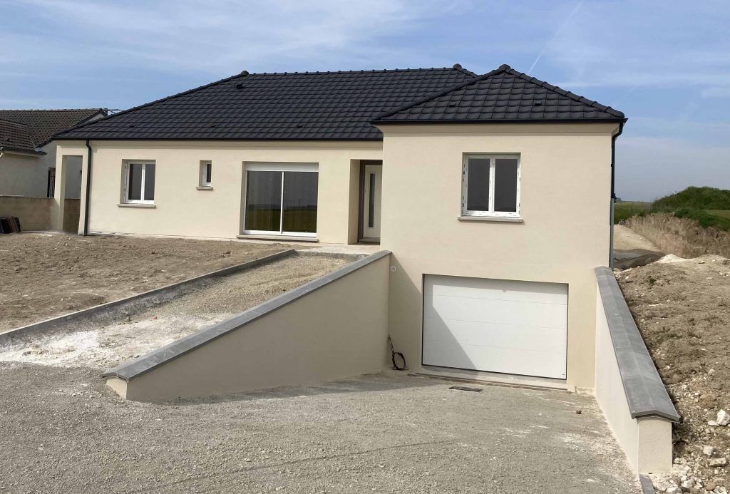Maison individuelle avec garage en sous-sol