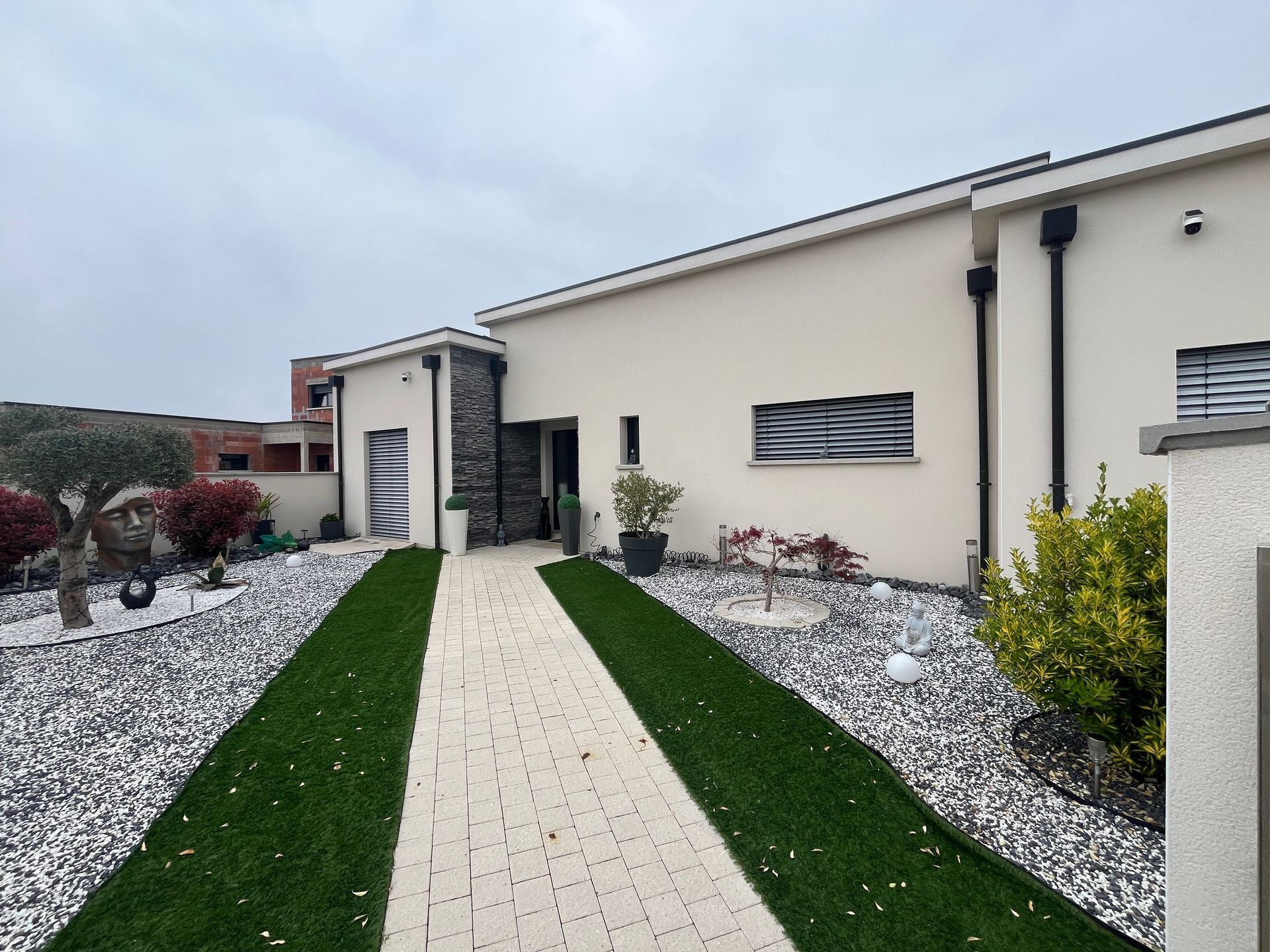 Chantier terminé d'une maison à étage construite en L