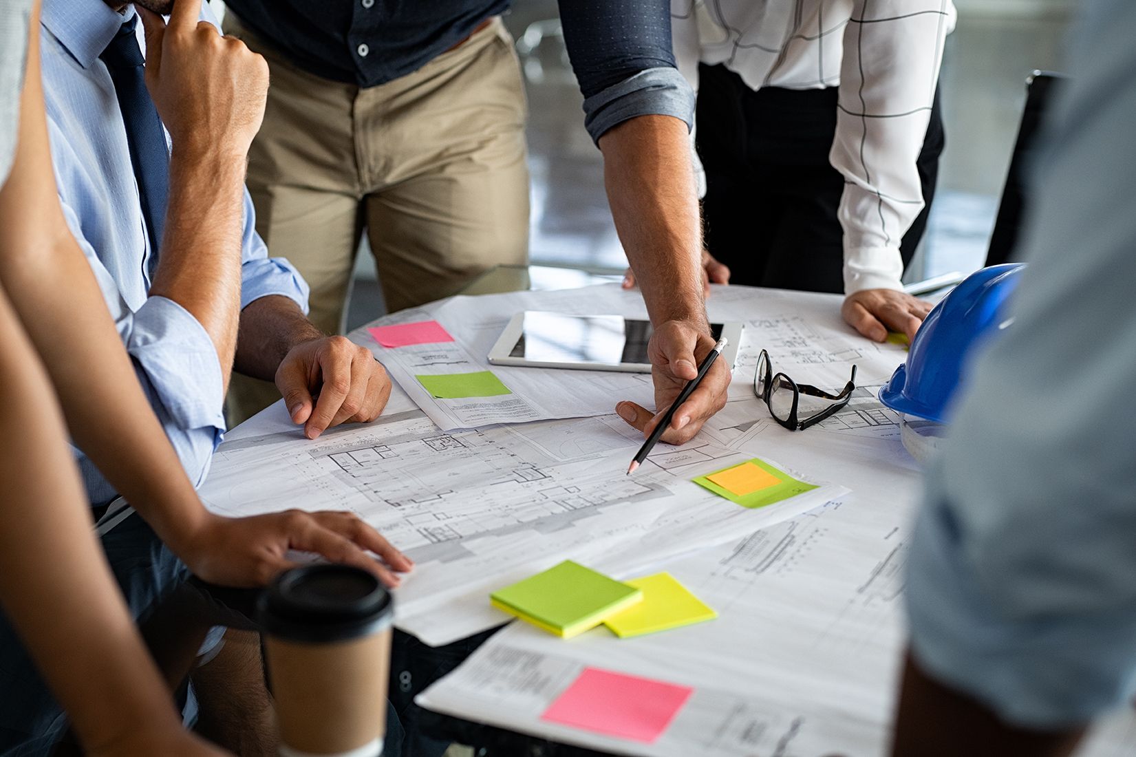 Architectes discutant du projet sur le plan
