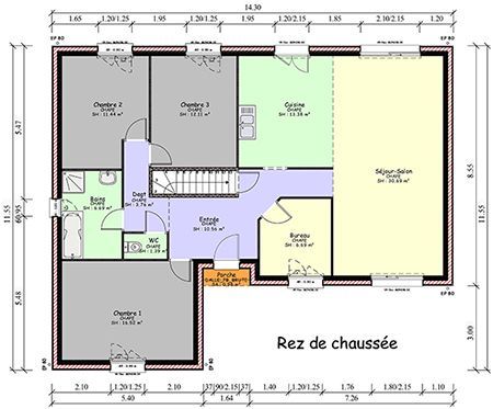 Plan de la maison à toit foncé en L avec une haie fleurie au premier plan