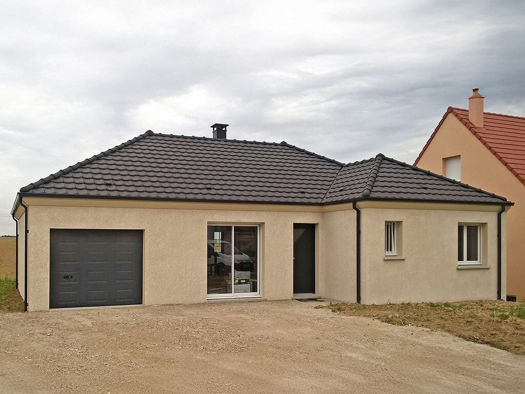 Grande maison de plain-pied murs couleur sable et toit gris