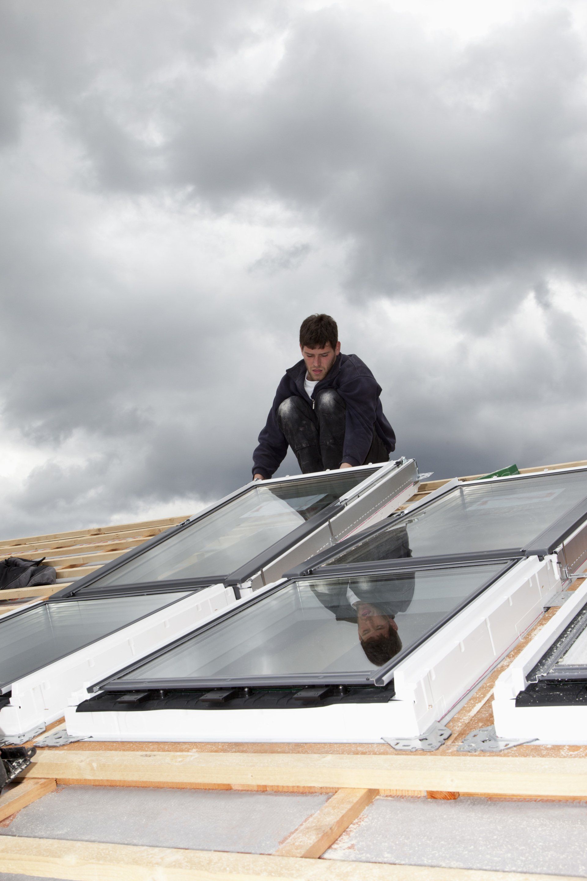 Des professionnels interviennent pour la pose de fenêtres de toit
