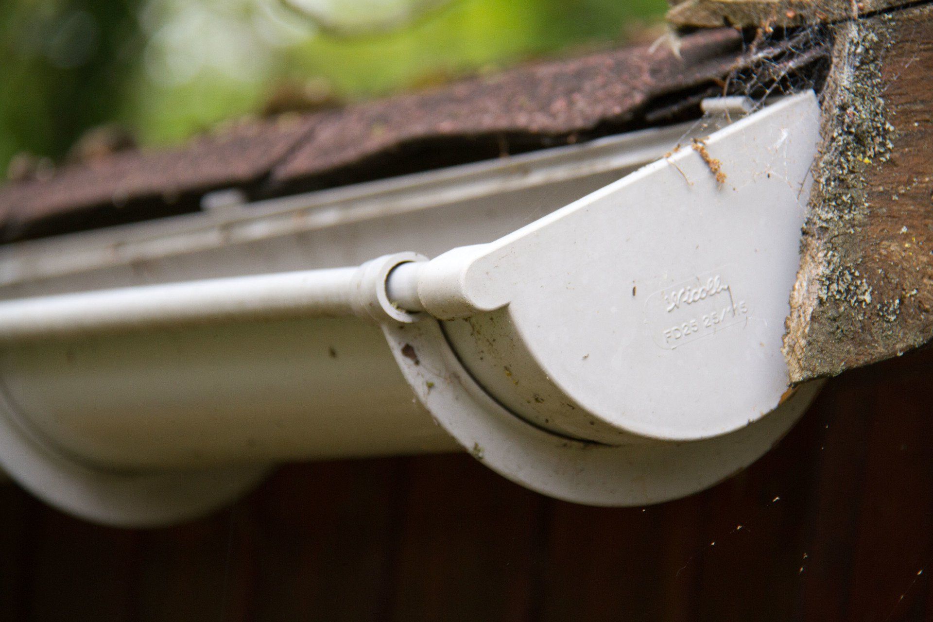 Pose de gouttières en PVC pour récupération d'eaux pluviales