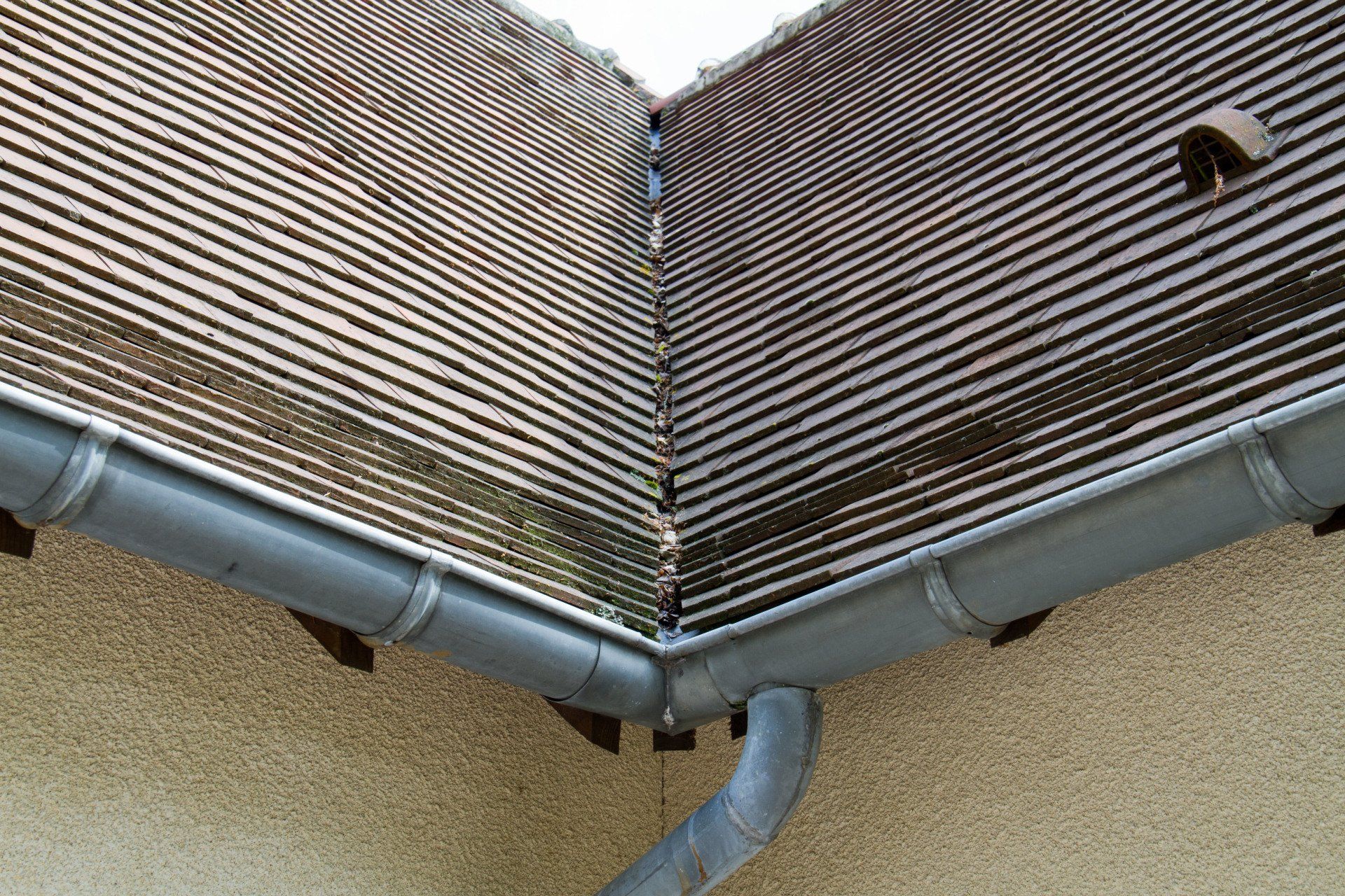 Installation de gouttière lors de rénovation de couverture