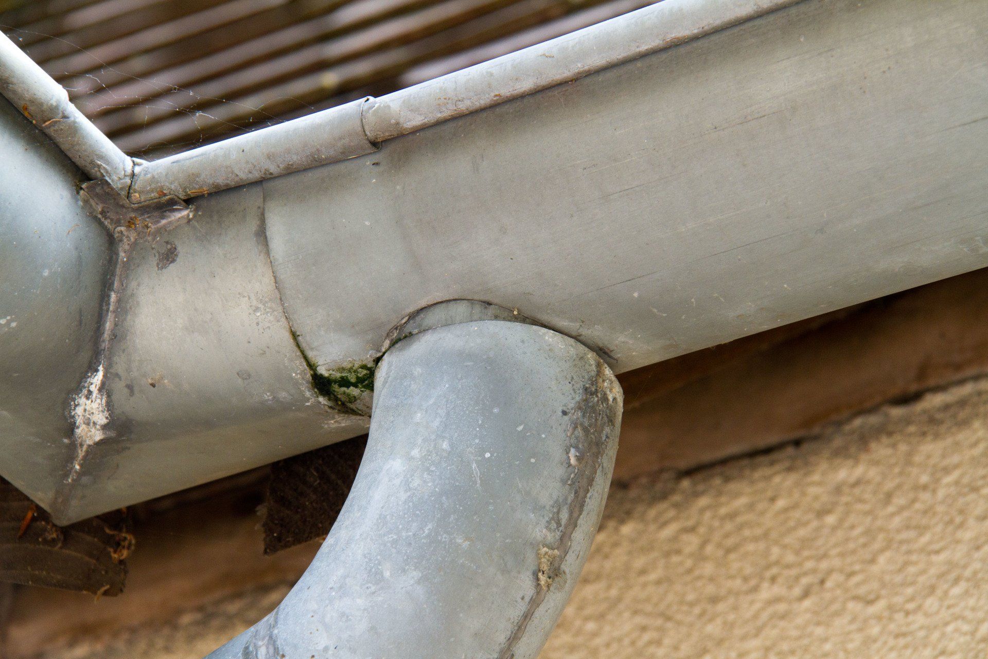 Installation de gouttières et de descentes