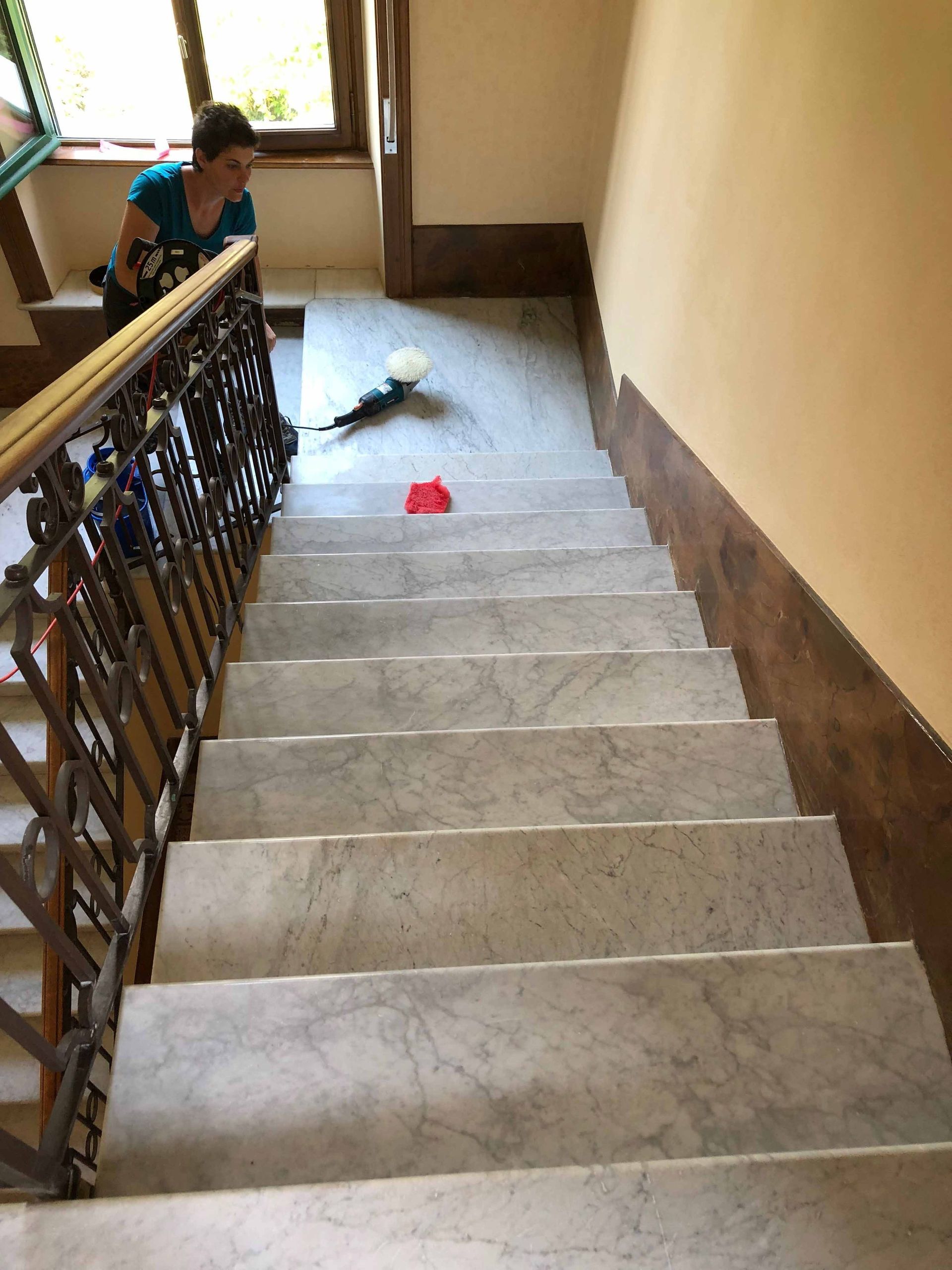 Pulizia scale in marmo - Impresa di pulizie Leone