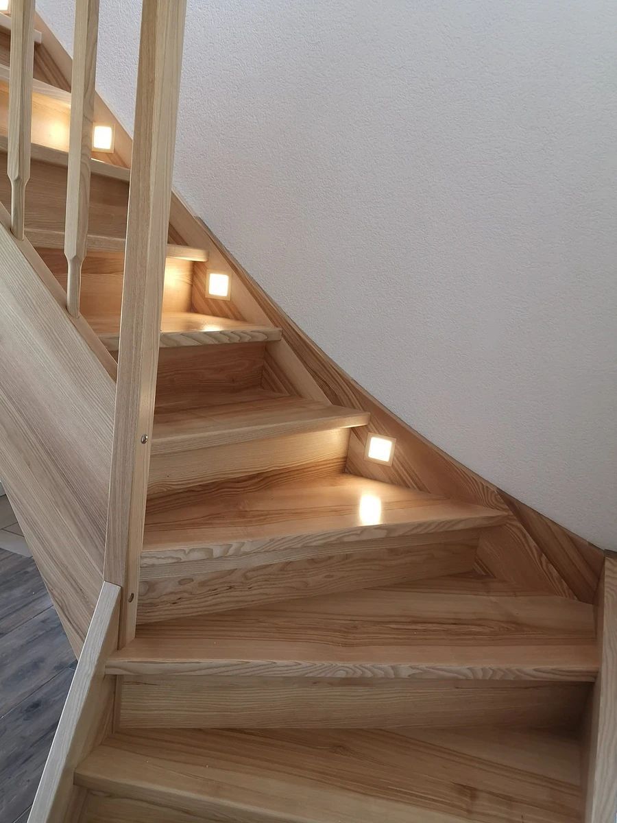 escalier en bois avec lumière