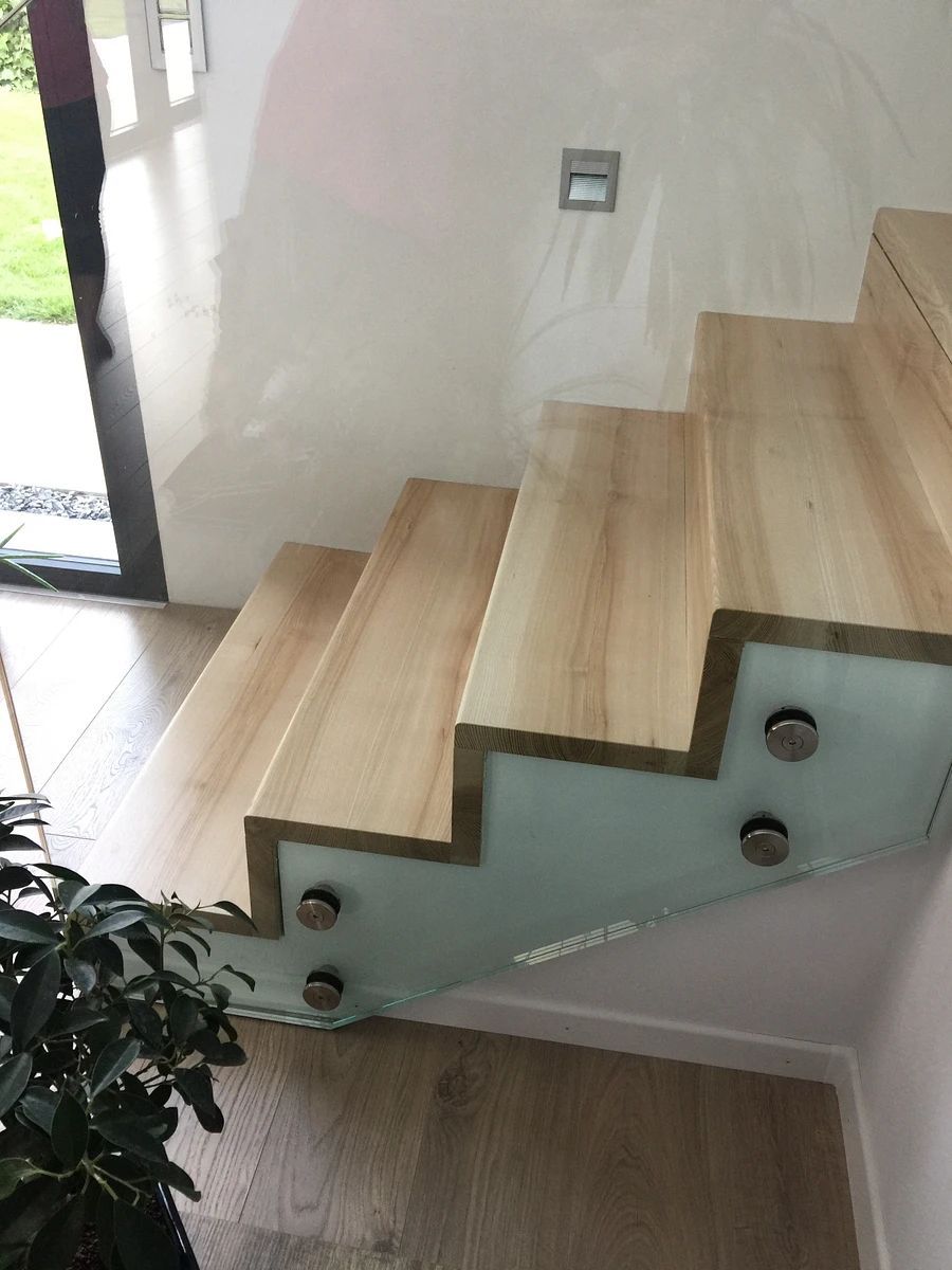 escalier blanc et bois