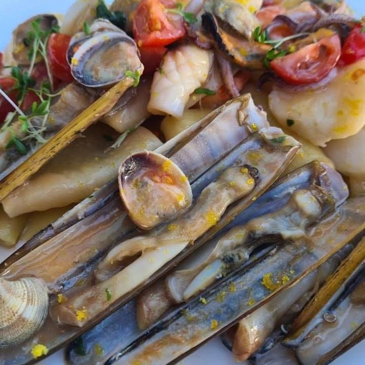 Intérieur flou en noir et blanc d'un magasin avec des étagères et des personnes près d'un comptoir.