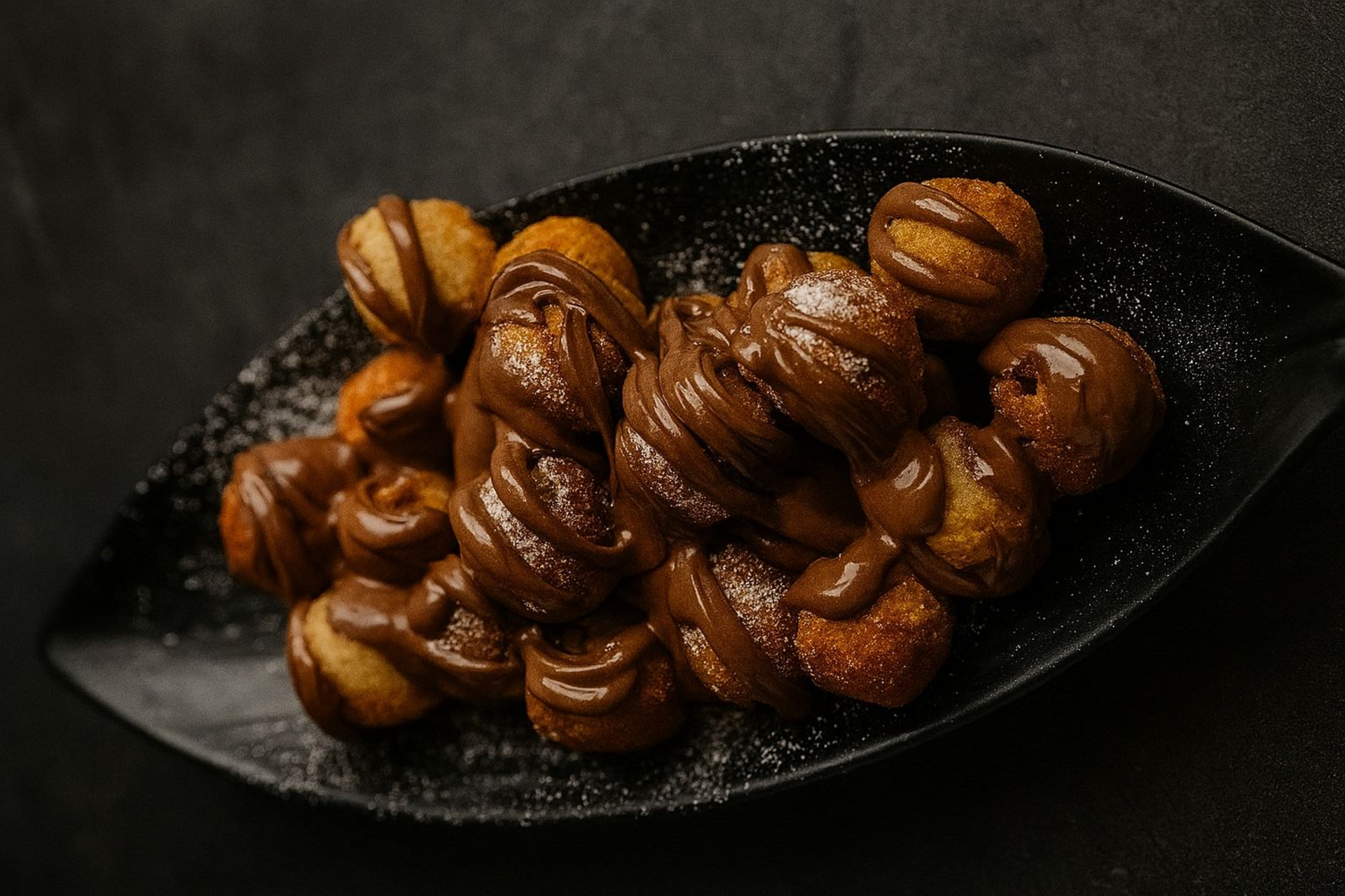 Coin bar avec éléments en bois, tabourets et bouteilles d'alcool.