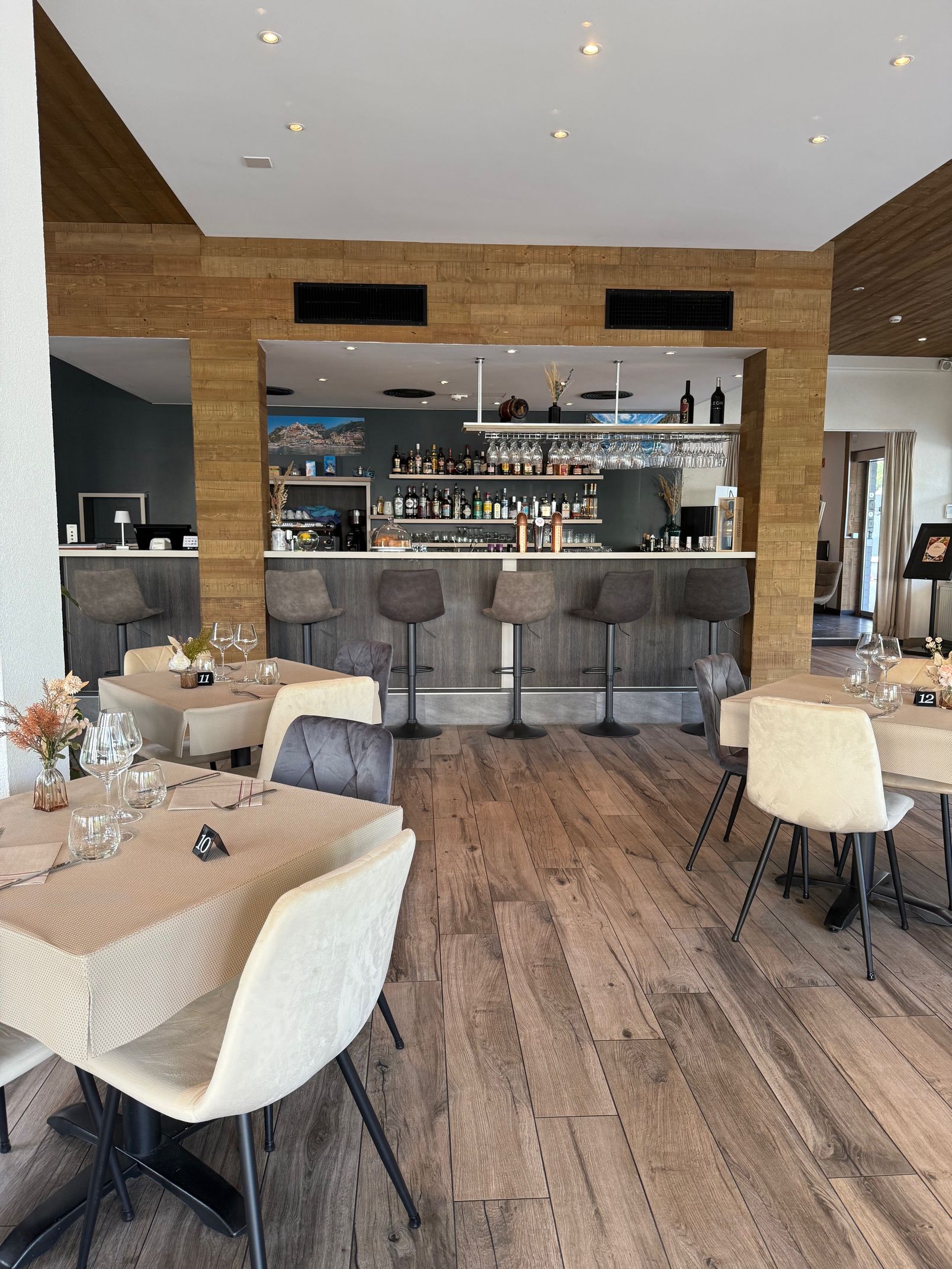 Carré d'agneau avec aubergines rôties et glaçage balsamique sur une assiette blanche.