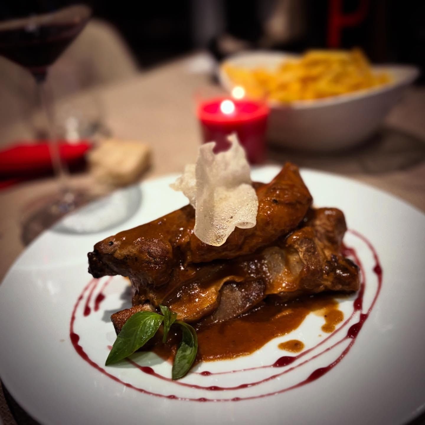 Coin bar avec éléments en bois, tabourets et bouteilles d'alcool.