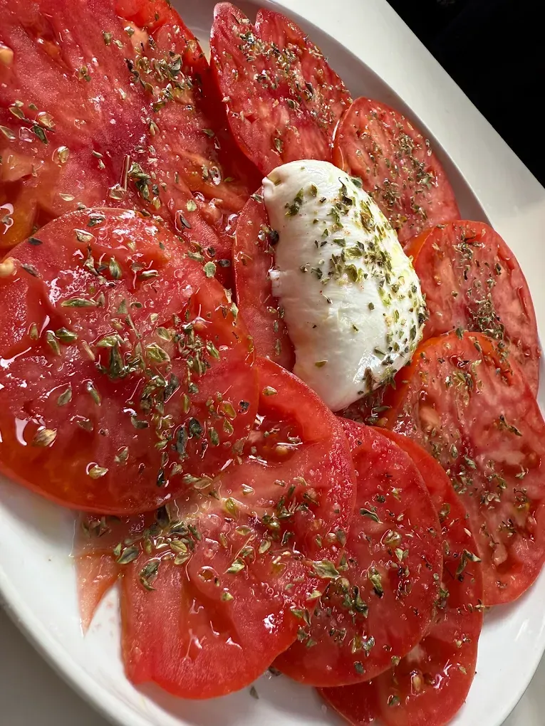Ensalada de tomate y mozzarella con hierbas.
