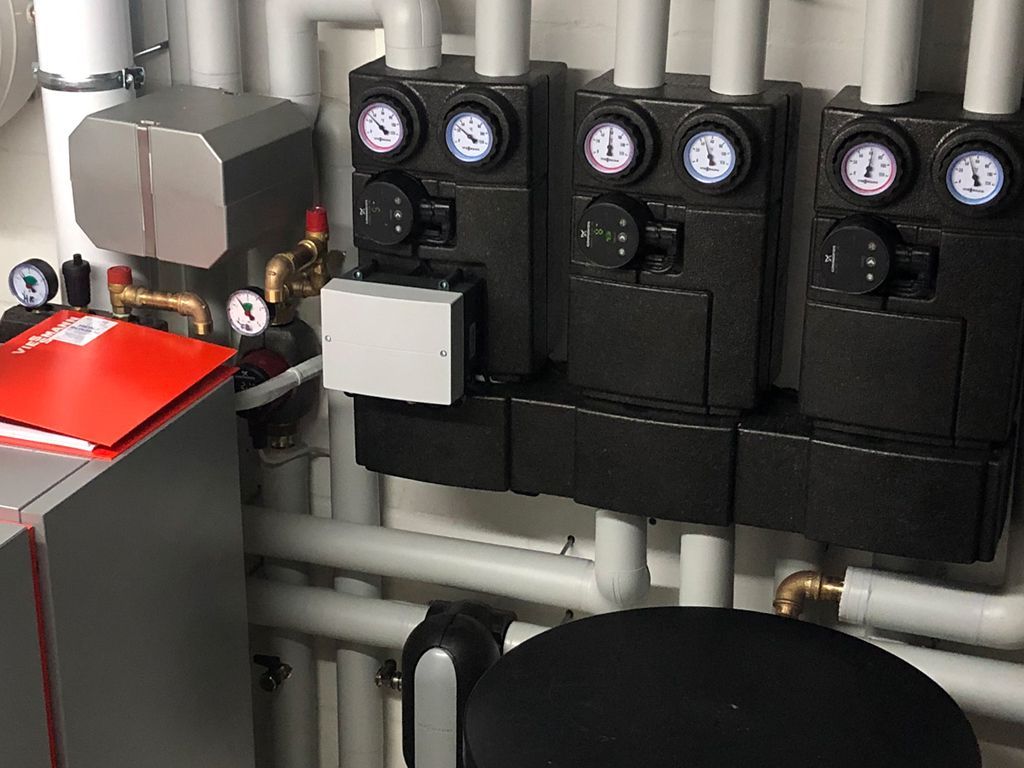 Ein Raum mit vielen Rohren und Uhren an der Wand.