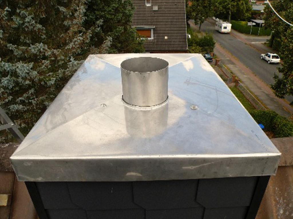 Ein Metalldach mit einem runden Loch in der Mitte