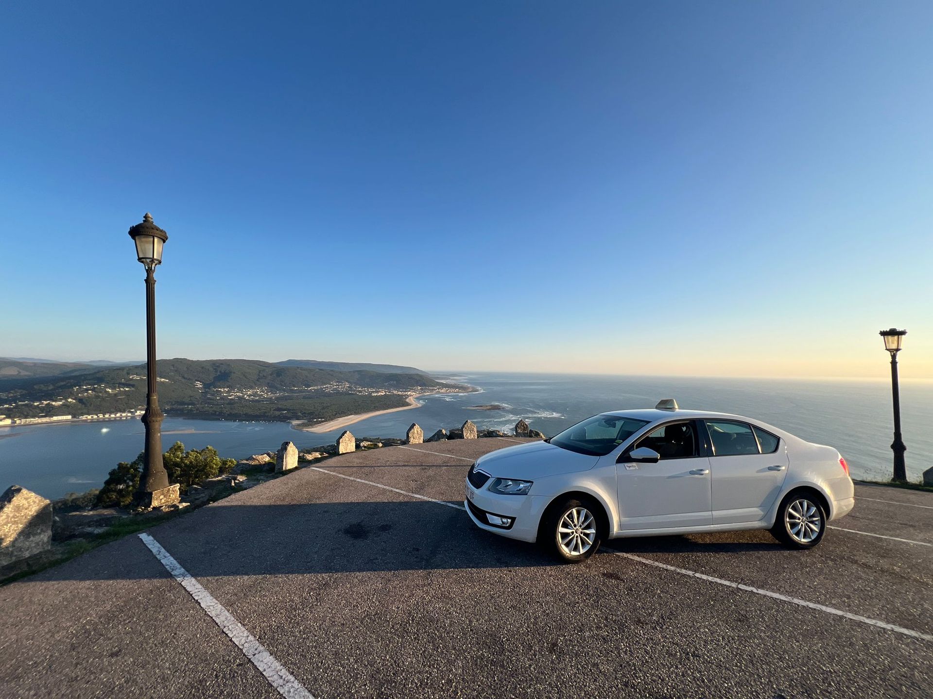 Imagen de marcador de posición de una forma de montaña con un objeto circular encima de ella.
