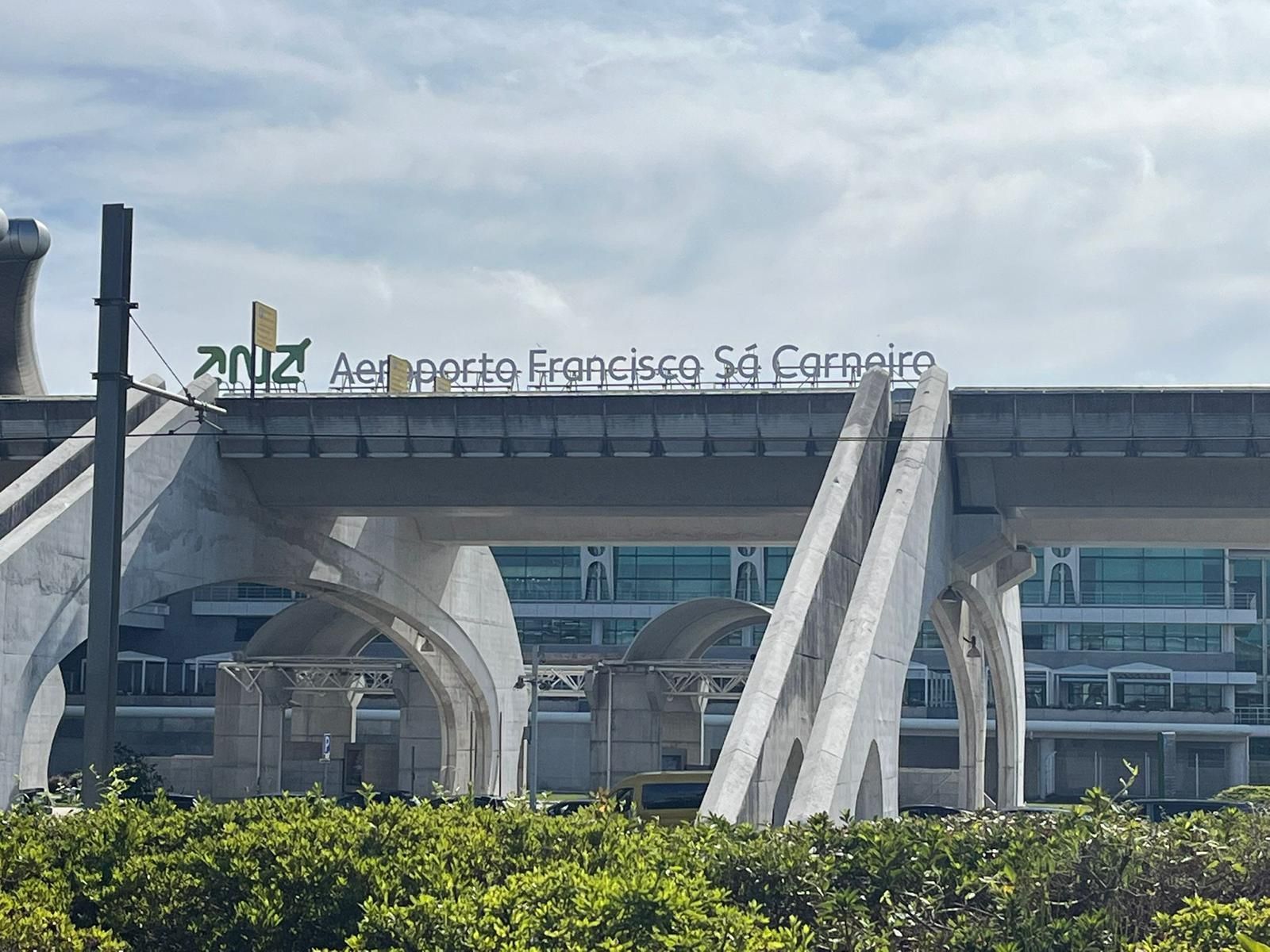 Edificio del aeropuerto con el cartel 