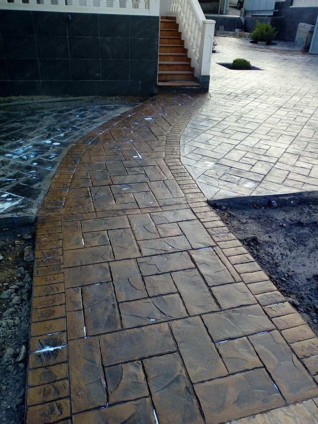 Una pasarela de ladrillos con escaleras a un lado.