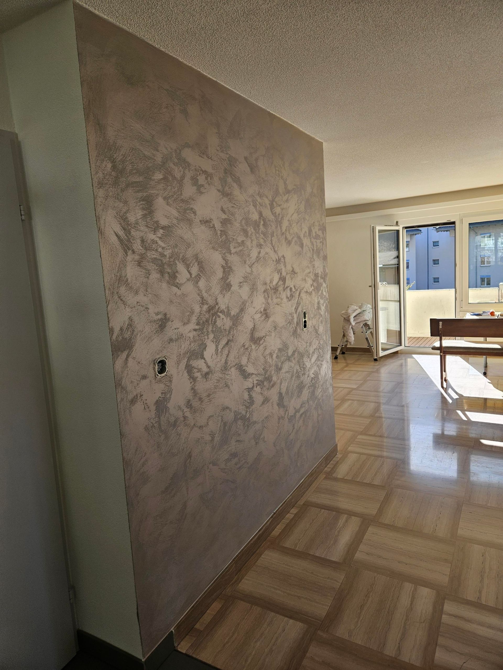 Orangefarbener abstrakter Hintergrund mit wolkigem, strukturiertem Effekt.