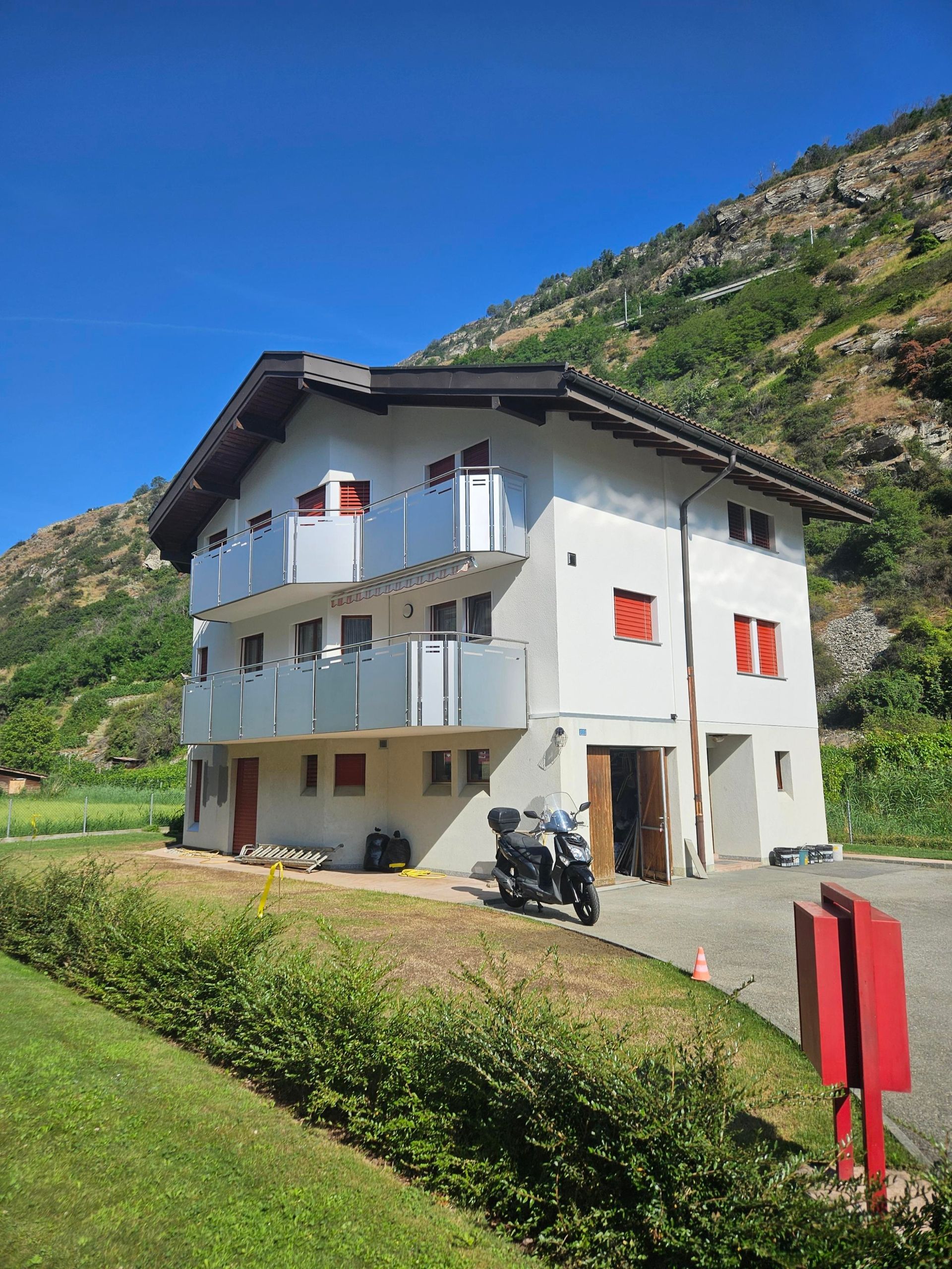 Mann auf Trittleiter arbeitet an einem Türrahmen in einem Raum im Bau.