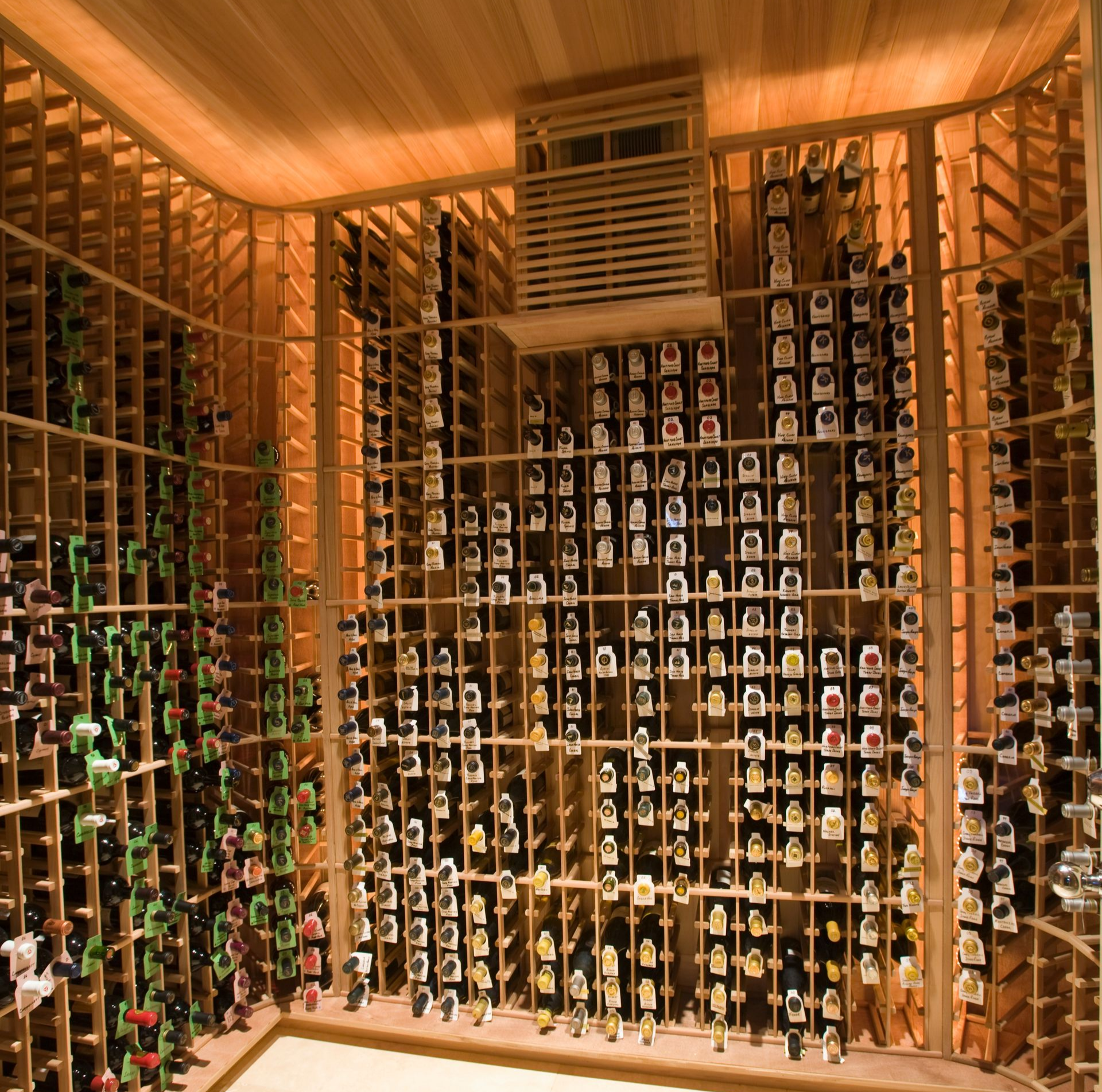 Cave à vin en bois remplie de bouteilles, tons bruns.